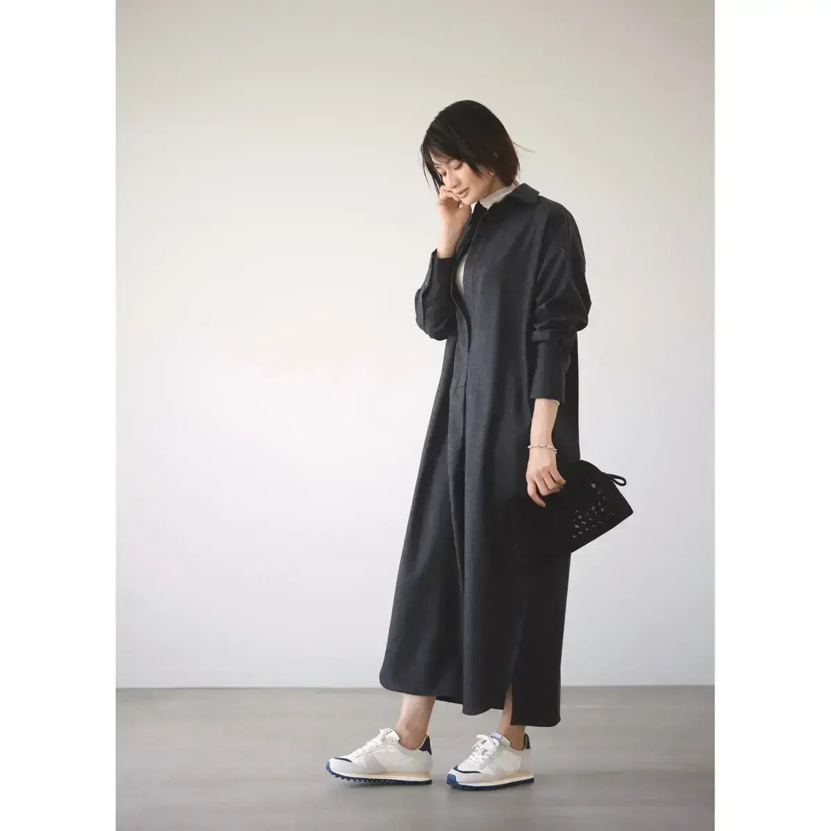 チャコールグレーのシャツワンピース