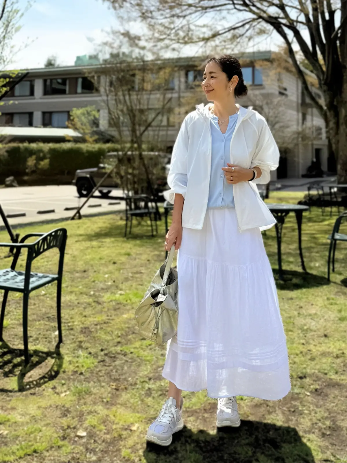 50代ユニクロコーディネート　白ロングスカート、水色ニットカーディガン、ライトグレースニーカー、白パーカー