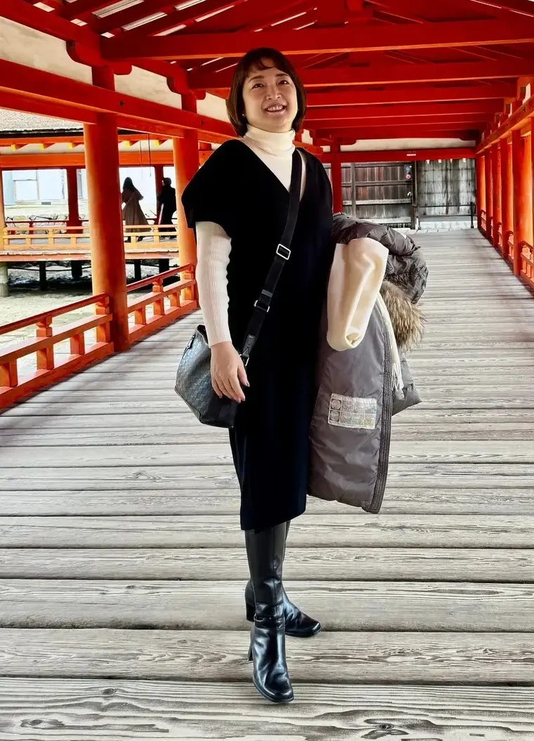 エクラ華組 梅澤千佳子さん　ADOREの黒のジャンパースカート 白　タートル