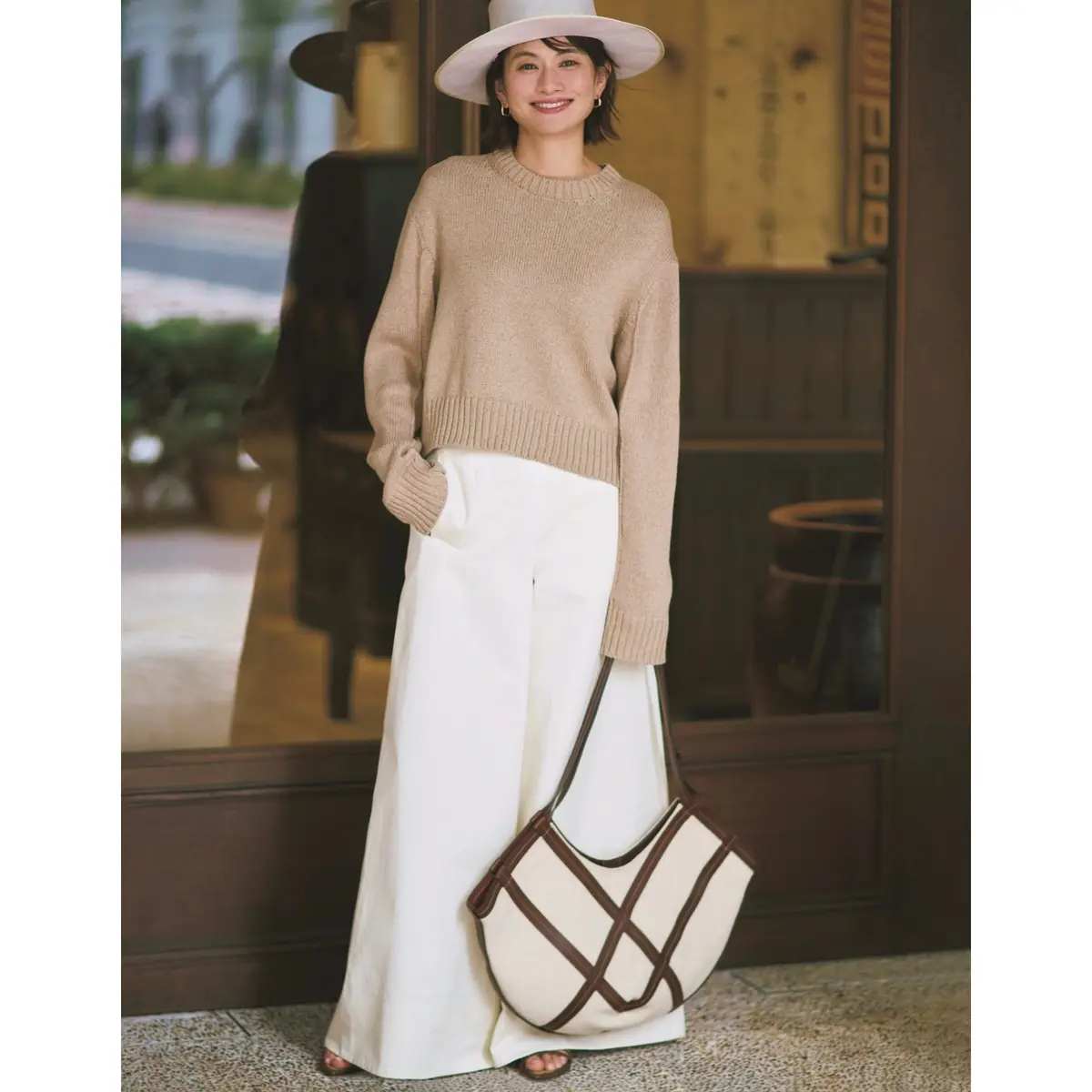 ベージュニットプルオーバーに白ワイドデニムパンツを合わせたコーディネート　モデル・渡辺佳子