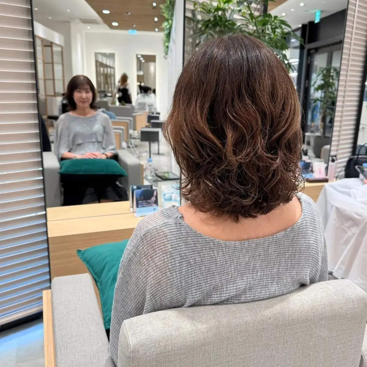ミディアムヘア　パーマ　後ろから見たヘアスタイル