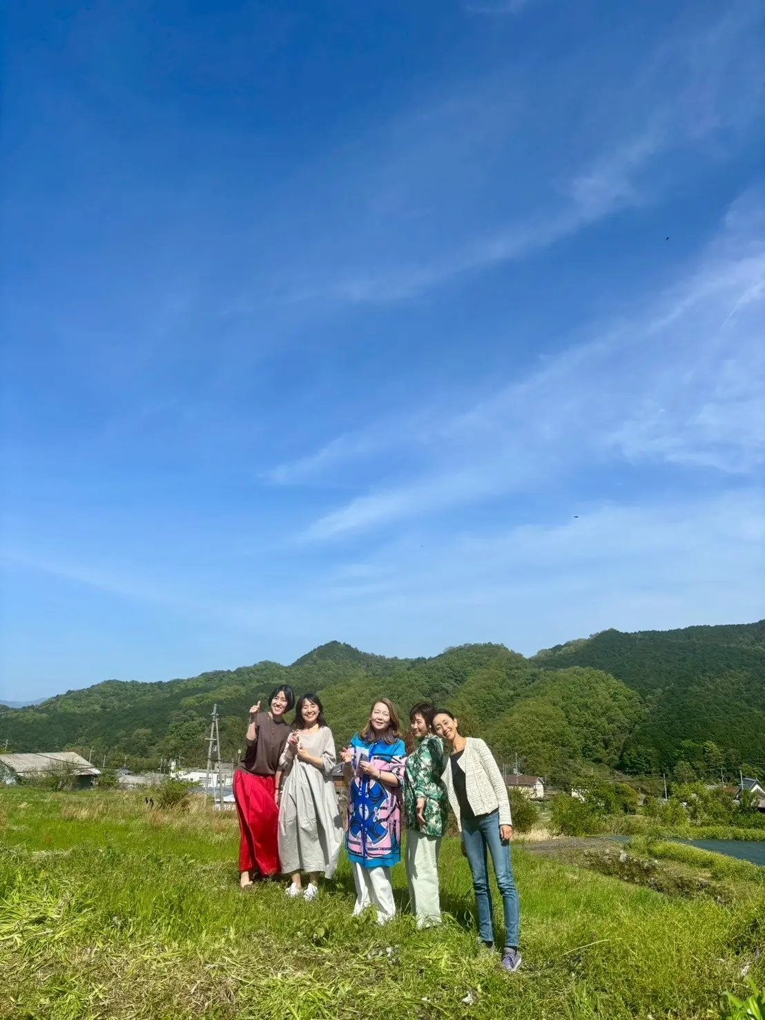 裏庭の池の前で