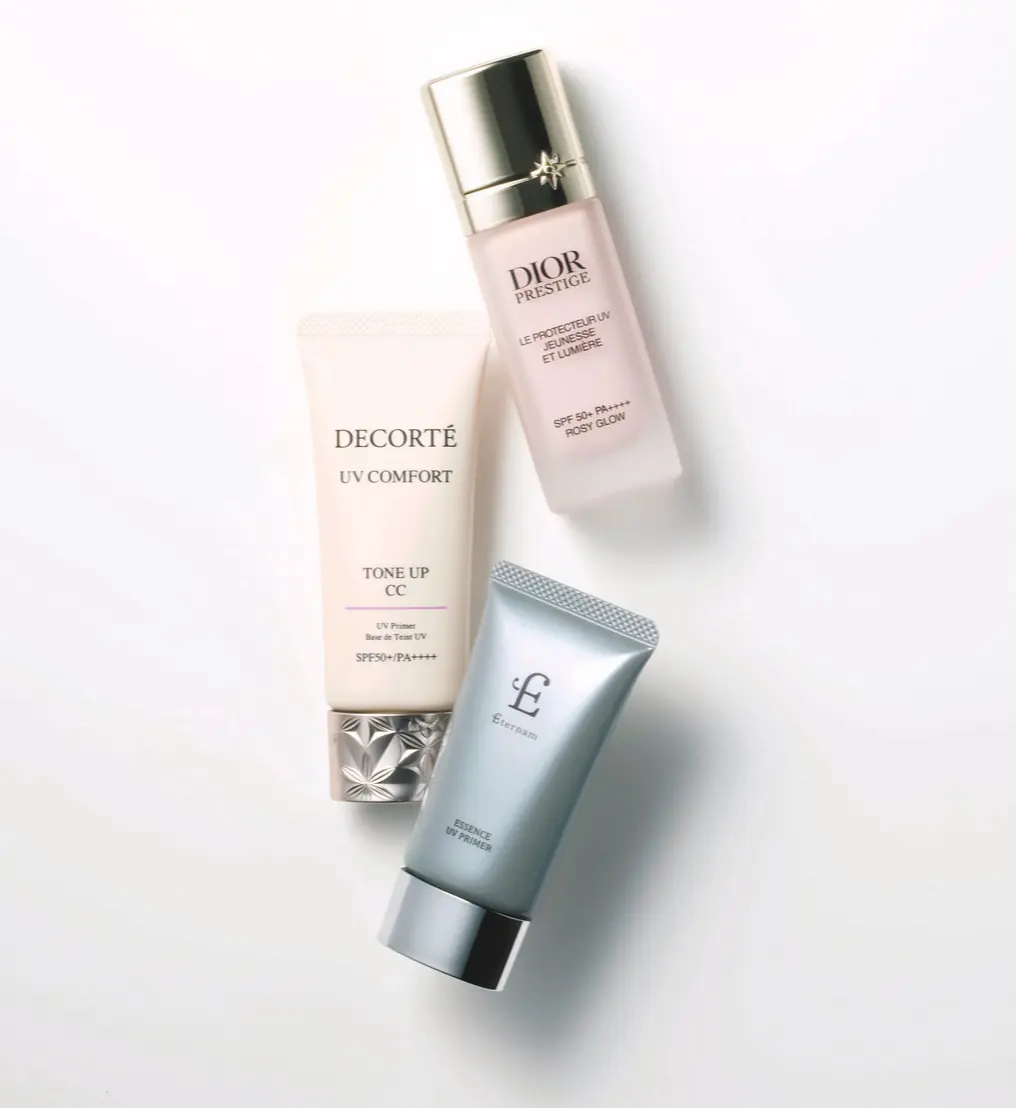 上から）エイジングケア＆ブライト ニングケアも担うUV下地。ワント ーン明るく。プレステージ ホワイト ル プロテクター UV ルミエール ロ ージーグロウ SPF50+・PA++++ 30 ㎖ ￥15,950／パルファン・クリスチ ャン・ディオール　みずみずしく粉 感ゼロで色ムラやくすみをオフ。U V コンフォート トーンアップCC10 SPF50+・PA++++ 30㎖ ￥4,950／ コスメデコルテ　光ストレスを徹底 的にカット。色＆凹おう凸とつを補整し、お 疲れ感を一掃。エッセンスUVプラ イマー ピンクパープル SPF50・PA ++++ 30g ￥6,600／エテルナム　50代の“年相応”ベースメイク、長井かおりの最適解