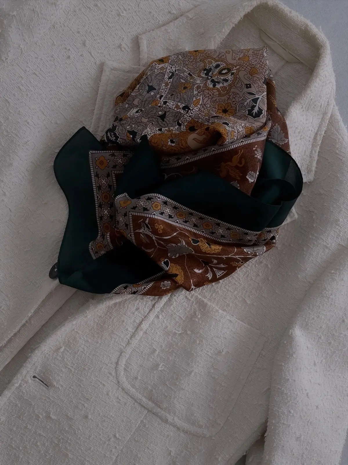 春の装いを引き立てる大人のスカーフスタイの画像_3