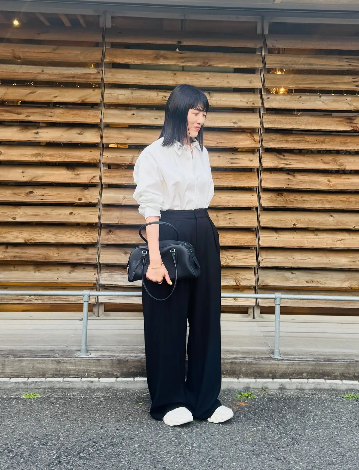 スタイリスト　斉藤くみ　コーデ　白スニーカー