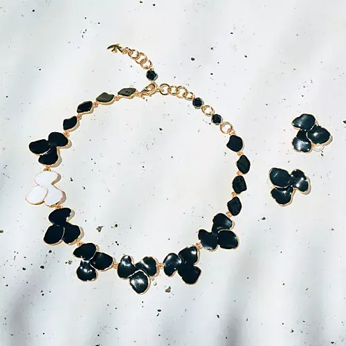 CECILE ET JEANNE×eclat エマイユ ノワール ペタルネックレス ￥88,000