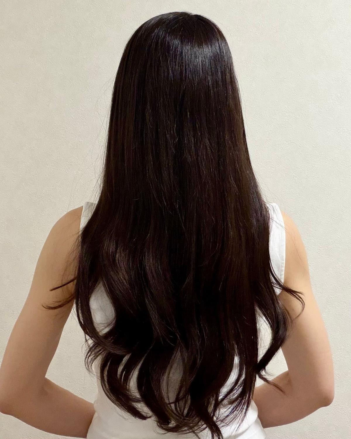 小泉雅恵さんのロングヘアの作り方 後ろから見た巻き髪ヘアスタイル