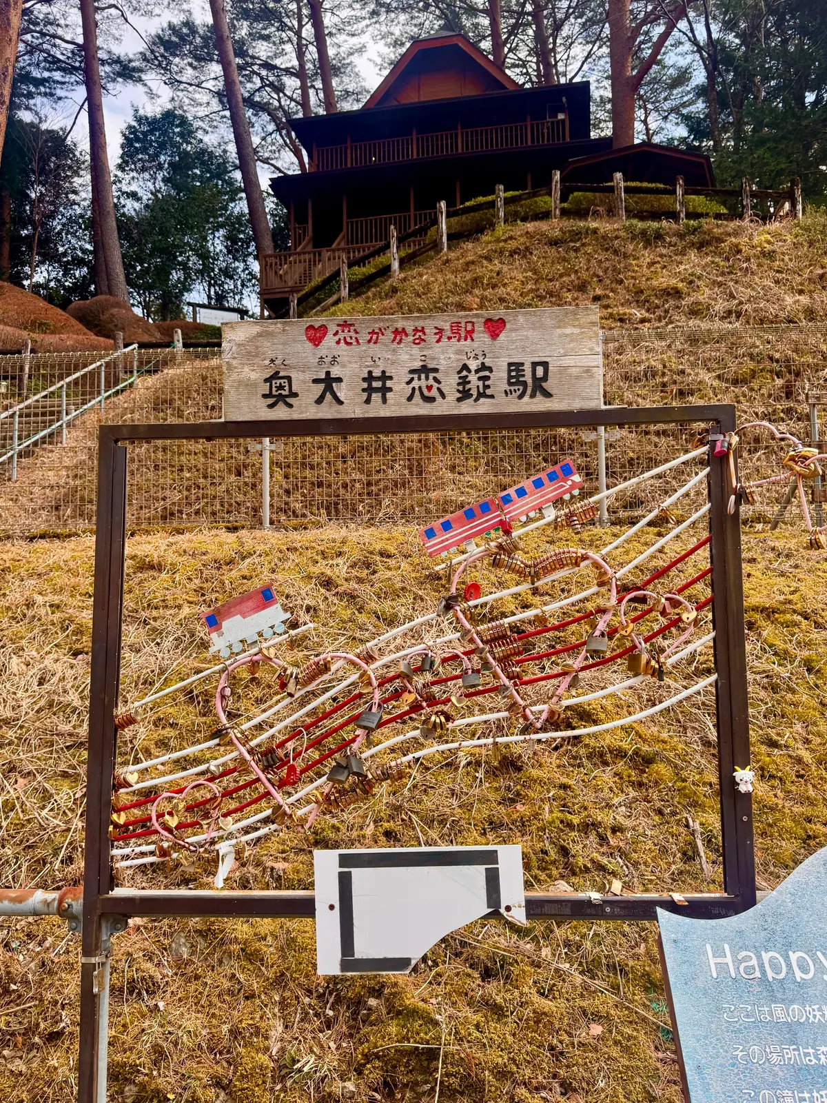 【絶景秘境】エメラルドグリーンの湖に浮かの画像_14