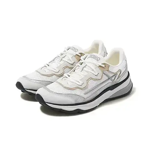 白とグレーの Mizuno Wave Rider 10 スニーカー。メッシュ素材のアッパーに、白いシューレース、グレーのアクセント。厚底の白いソールが特徴。