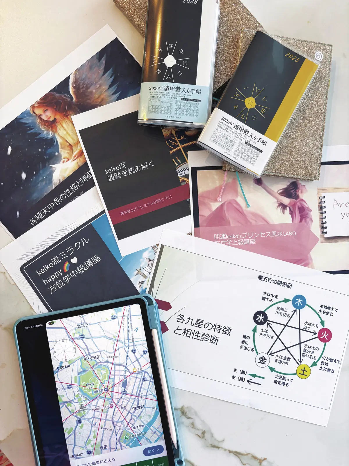 50代　「有名な実業家も頼りにしているha ppy風水クリエイターのkeiko先生 に、一昨年から師事。方位学などさ まざまな講座を経て難関試験を突破 し、今では師匠のお手伝いをしたり、 鑑定を引き受けたりするほどに。運 気と方位は毎年変わるので、今も毎 日が学びの日々です」