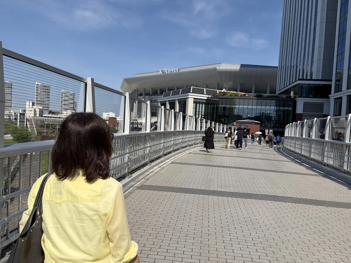 MISIAのライヴの会場、Kアリーナ横浜へ向かう女性
