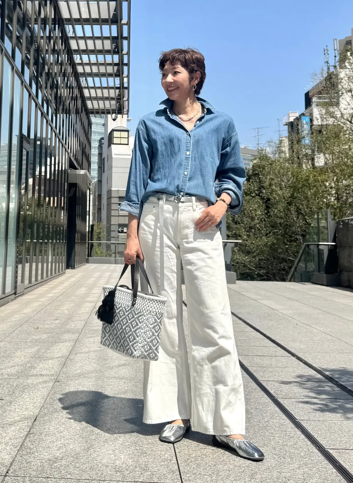 エクラ 華組　細谷奈弓さん　50代　デニムシャツ　シャツコーデ　夏コーデ