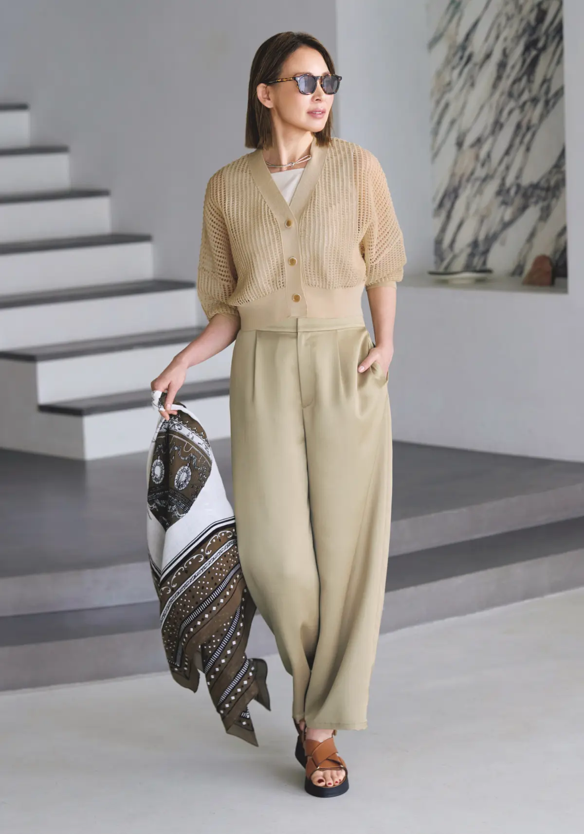 透け感を生かしたレイヤードスタイルを堪能