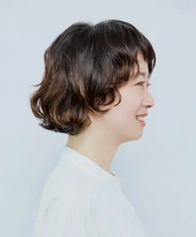気になるフェイスラインは、あえて隠さず見せるという選択を