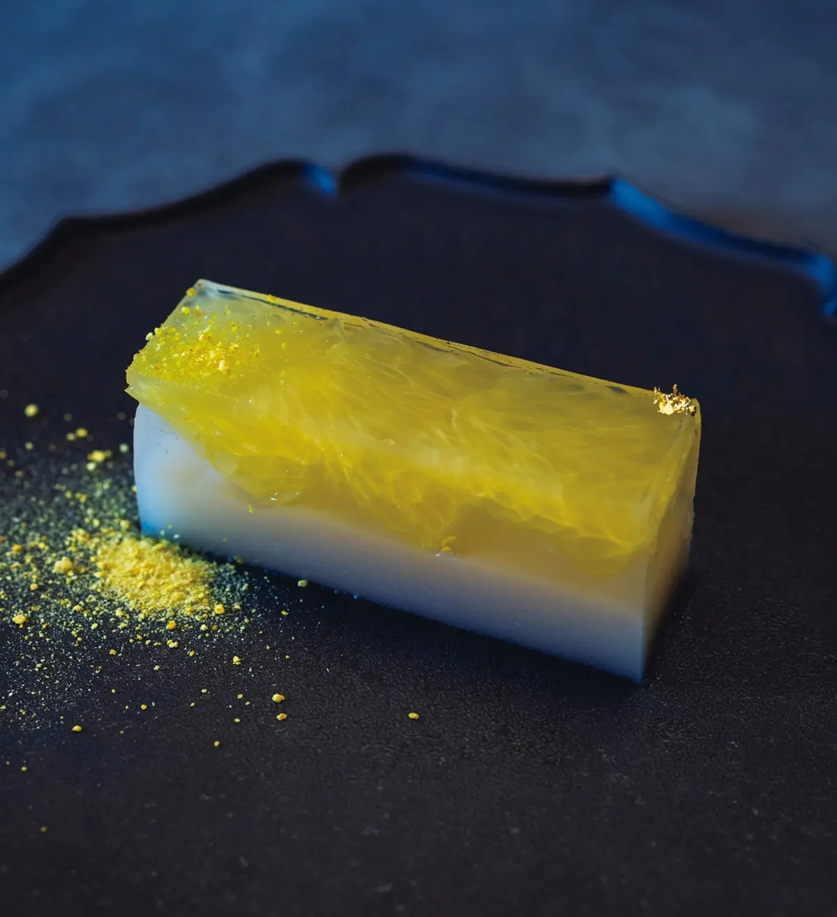 わたのほろ苦さ まで味わう八朔の羊羹。ペアリングには大山製茶 園の「つゆひかり」にピスタチオ、ティムールペ ッパーなどの香りを重ねた一杯