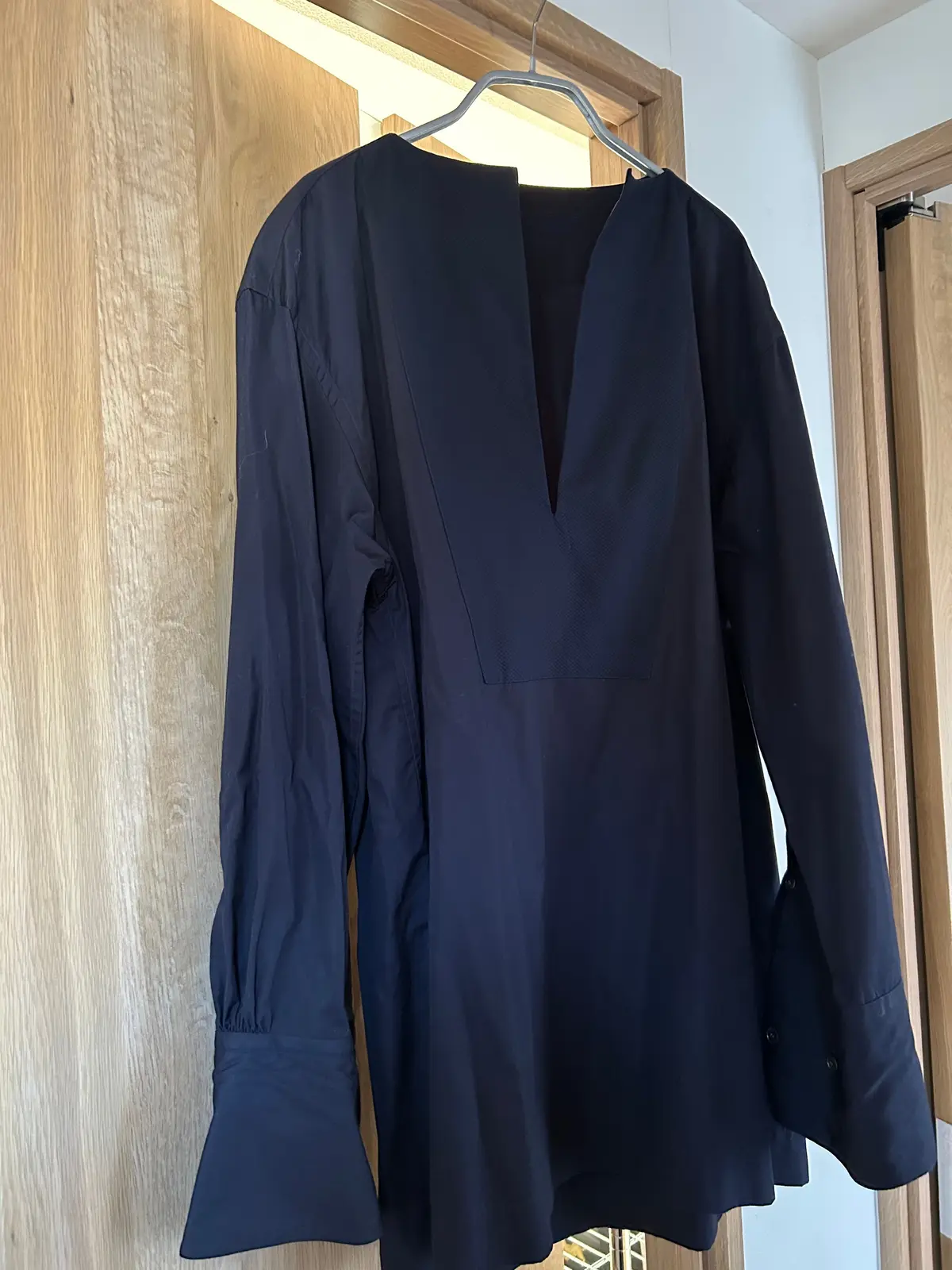 イレーヴ×ブリエンヌのシャツ　ネイビー エクラ編集部員の偏愛名品図鑑