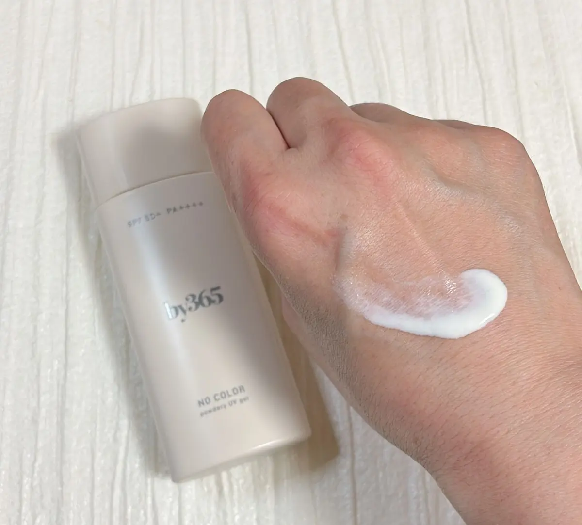 50代　40代　おすすめ　日焼け止め　UVケア　by365 パウダリーUV ジェル SPF50+ PA++++ UV耐水性★★ 70g　￥1089（編集部調べ）／ナリス化粧品（ナリスアップ）　実際の中身の写真