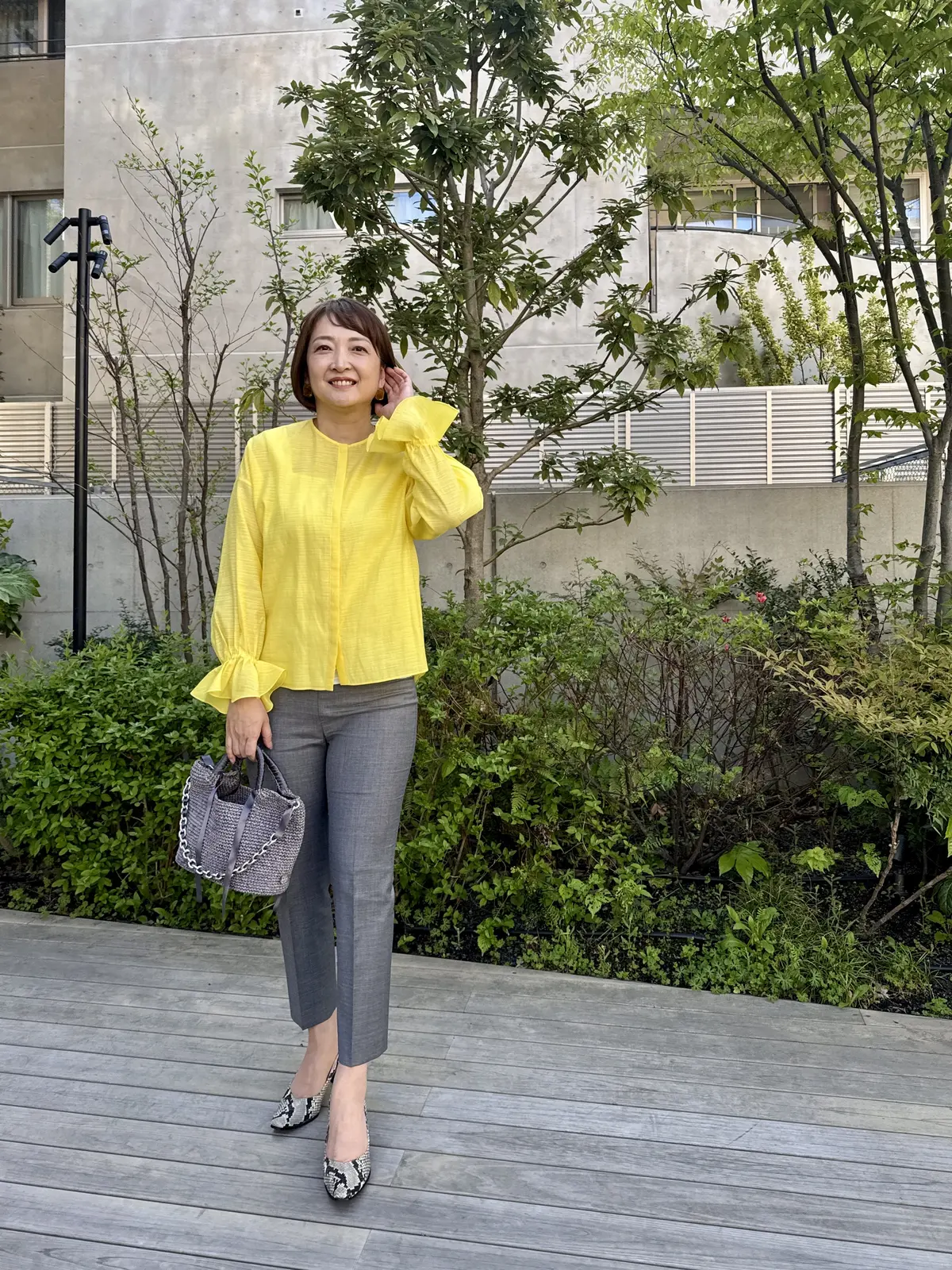梅澤千佳子　イエローブラウス