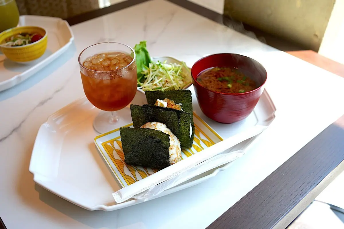 MusBiプレートプレート ¥1300+税
（お好きなおむすび2個、サラダ、特製豚汁、お好きなお茶）