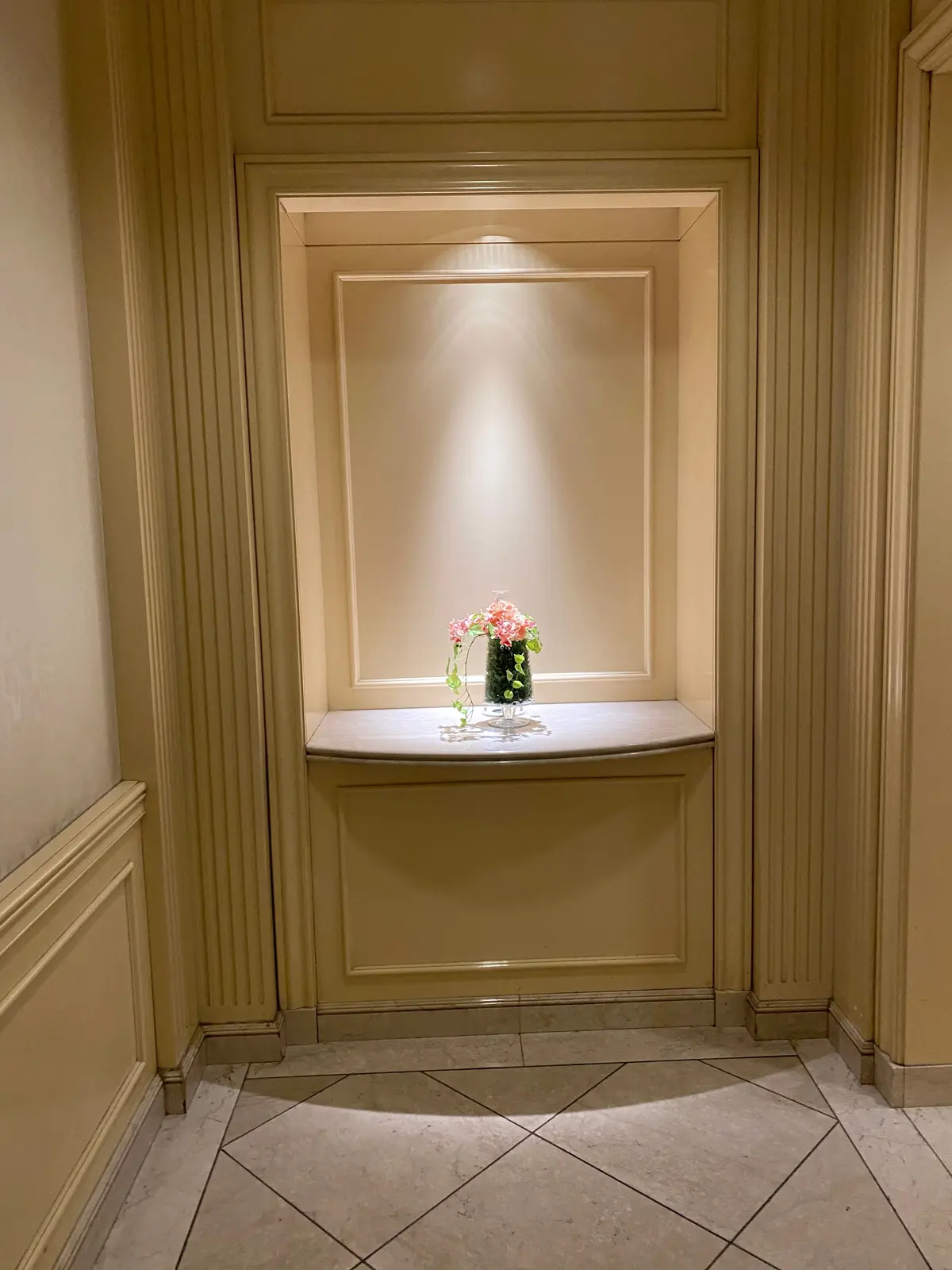 リーガロイヤルホテル東京 ガーデンラウンジ付近のクラシックな装花