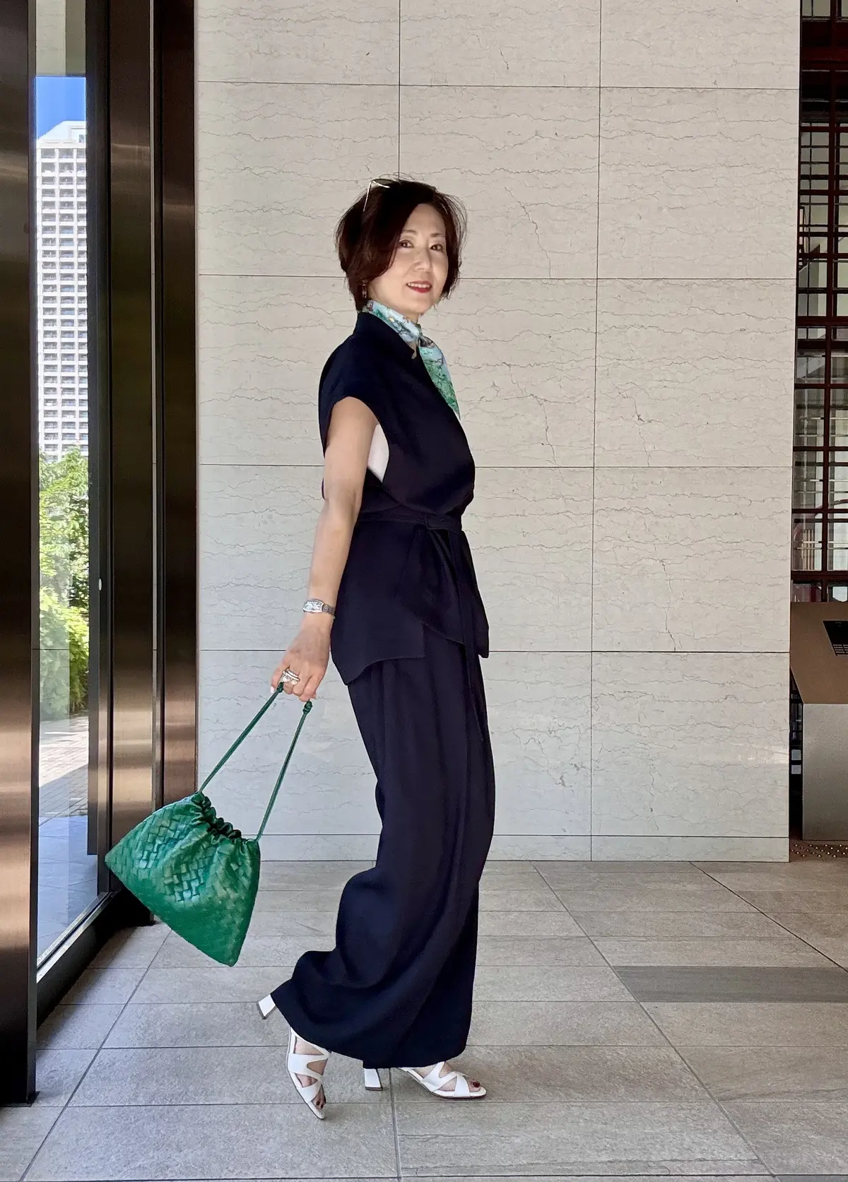 エクラ 華組　倉爪佐和さん　50代　白シャツ　コーデ　全身コーデ