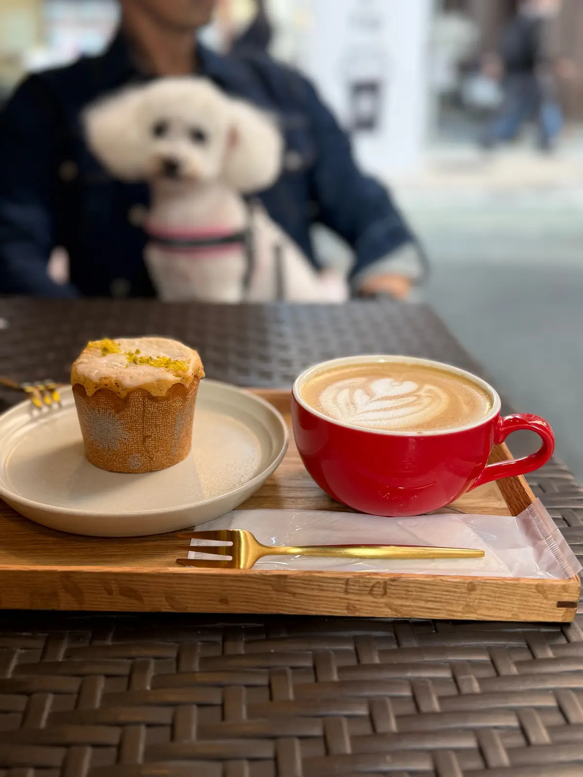 カフェラテ、レモンケーキ、愛犬と一緒