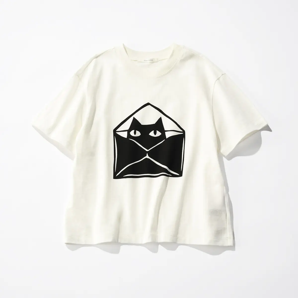 PLAIN PEOPLE×eclat
キャットプリントTシャツ
￥14,300
アイボリー色のTシャツに、黒い猫が封筒に入っているイラストがプリントされている。猫は大きく見開いた目と口をしています。Tシャツはゆったりとしたシルエット。