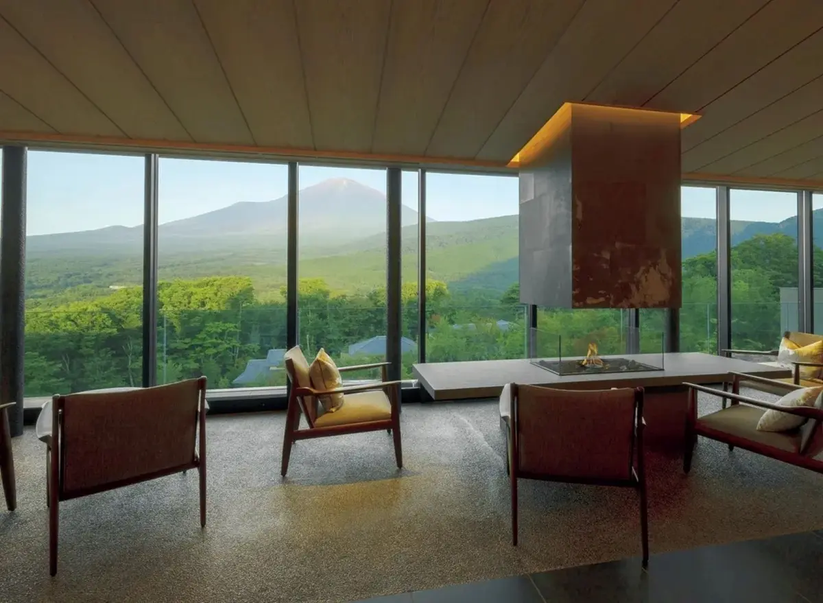 富士山が見える宿 GORA KADAN FUJI（強羅花壇 富士）寝室 暖炉があるラウンジ