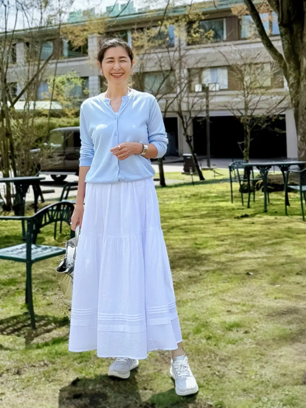 50代ユニクロコーディネート　白ロングスカート、水色ニットカーディガン、ライトグレースニーカー