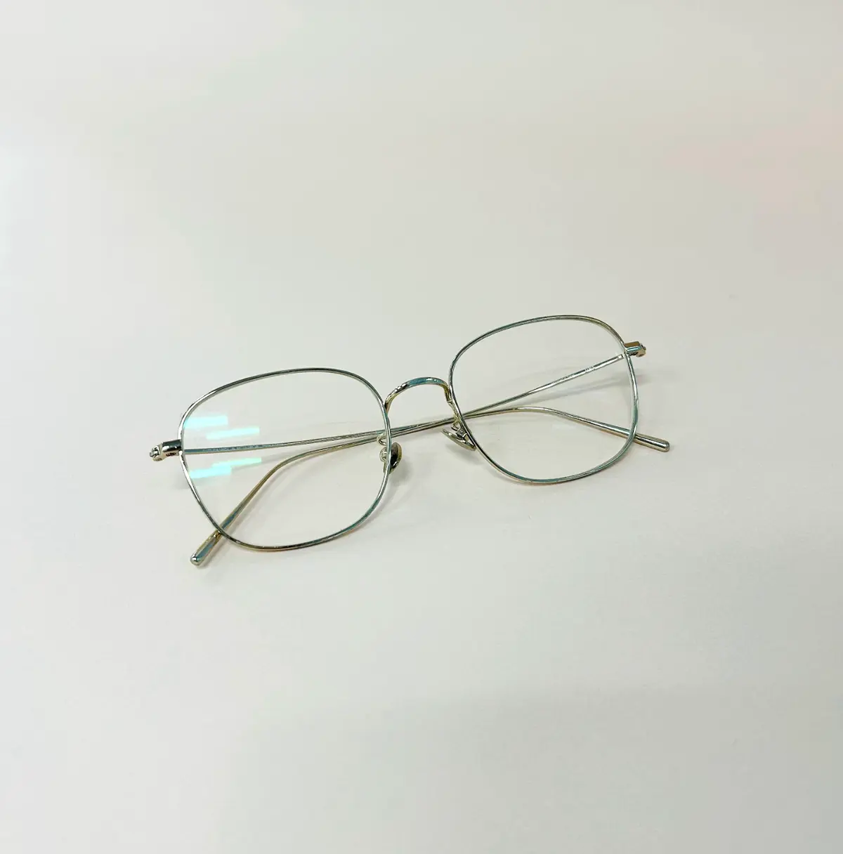 JINSのゴールドフレーム眼鏡　エクラ編集部員の偏愛名品