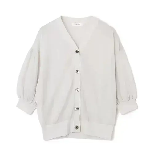 白のVネックカーディガン。ゆったりとしたシルエットで、3/4丈のパフスリーブ、前身にボタン付き。シンプルで柔らかい印象。