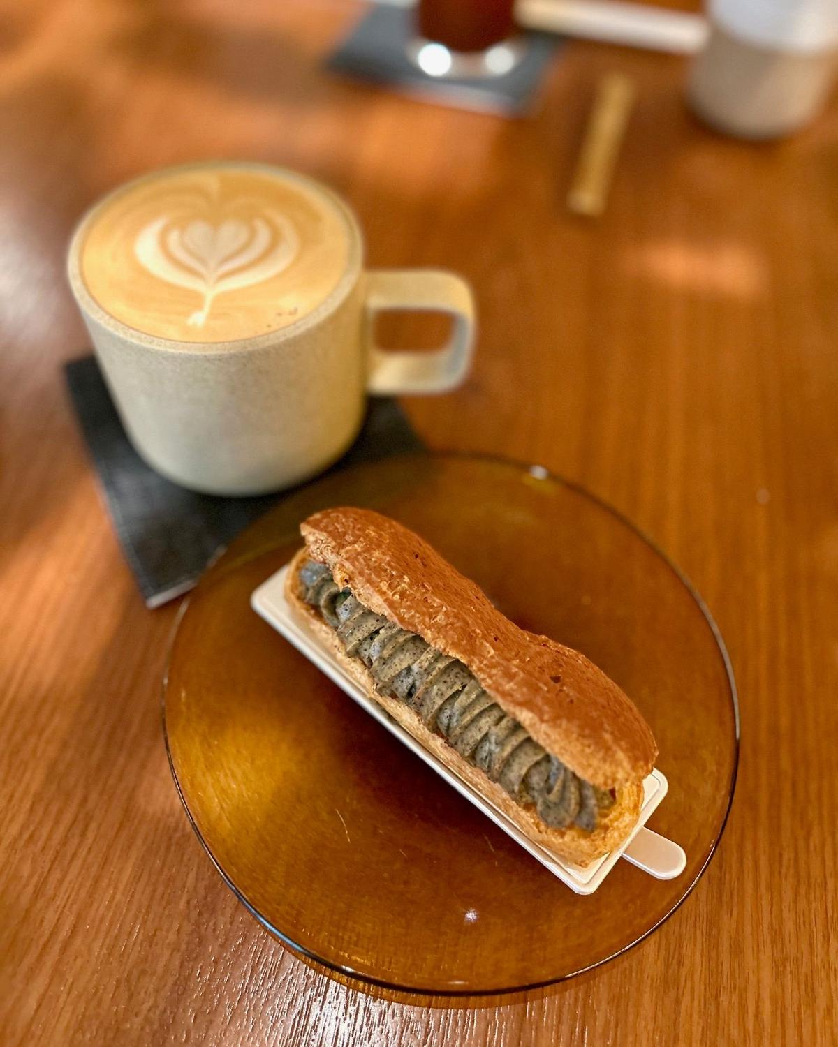 ほうじ茶エクレアとカフェラテ