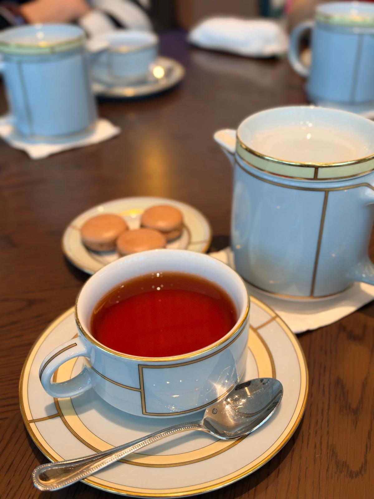 上品な青色のティーカップとソーサーに注がれた紅茶、横にはマカロンが置かれている。背景には、同じデザインのティーポットとカップが並ぶ。ウォルドーフ・アストリア大阪のラウンジバー、ピーコックアレーでカフェタイム。
梅田カフェ、大阪カフェ、梅田グルメ、大阪ぬグルメ