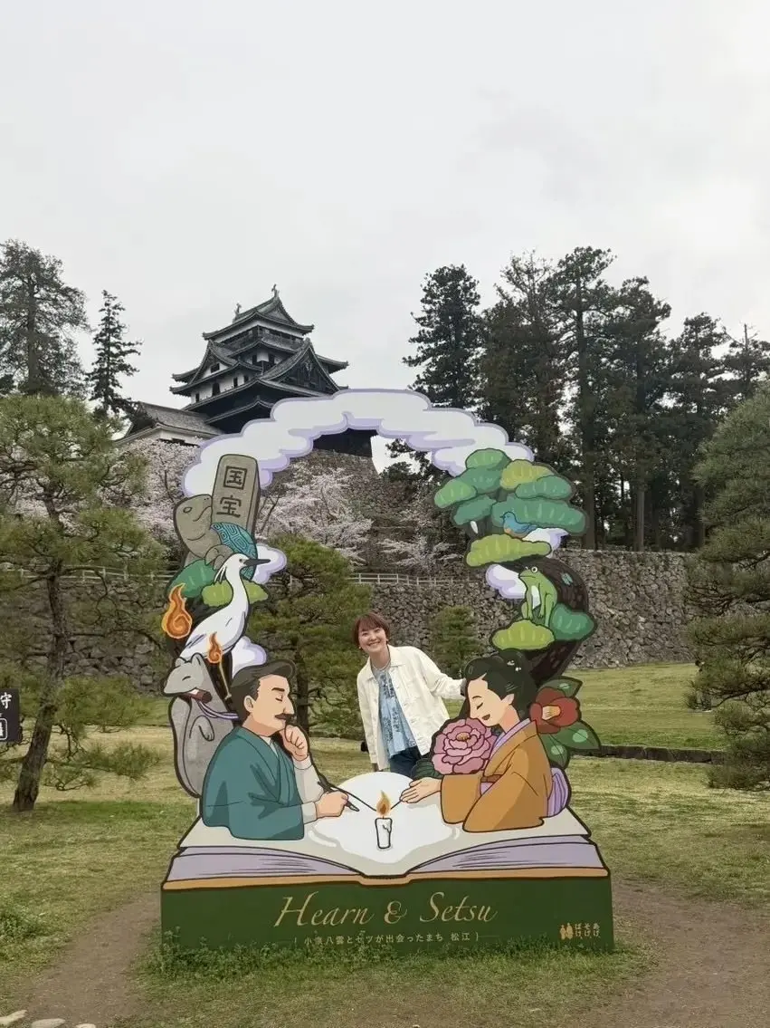 松江城の公園にある「ばけばけ」のパネル前で記念撮影