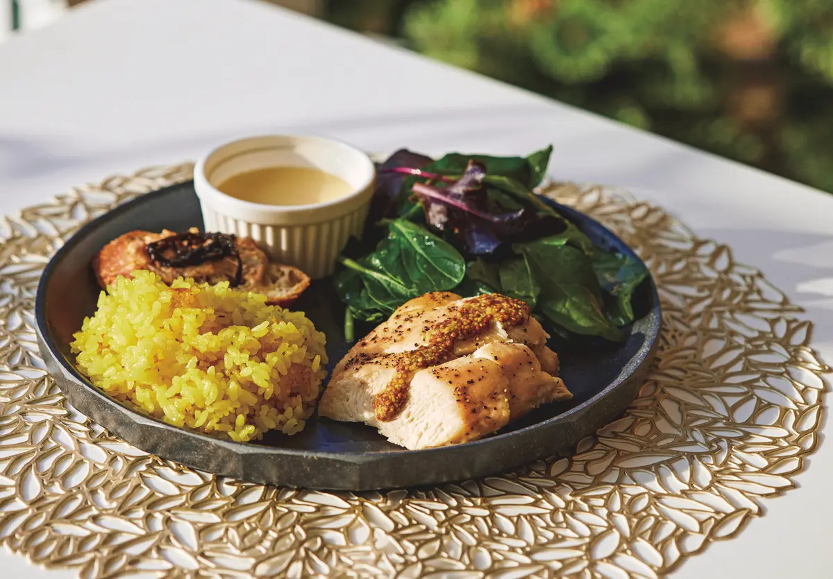 冨田晶子さん 料理　グリルチキン、サフランライス、 茶碗蒸し、低温加熱したサーモン とクリームチーズを合わせたペー ストは、すべてミーレのオーブン で