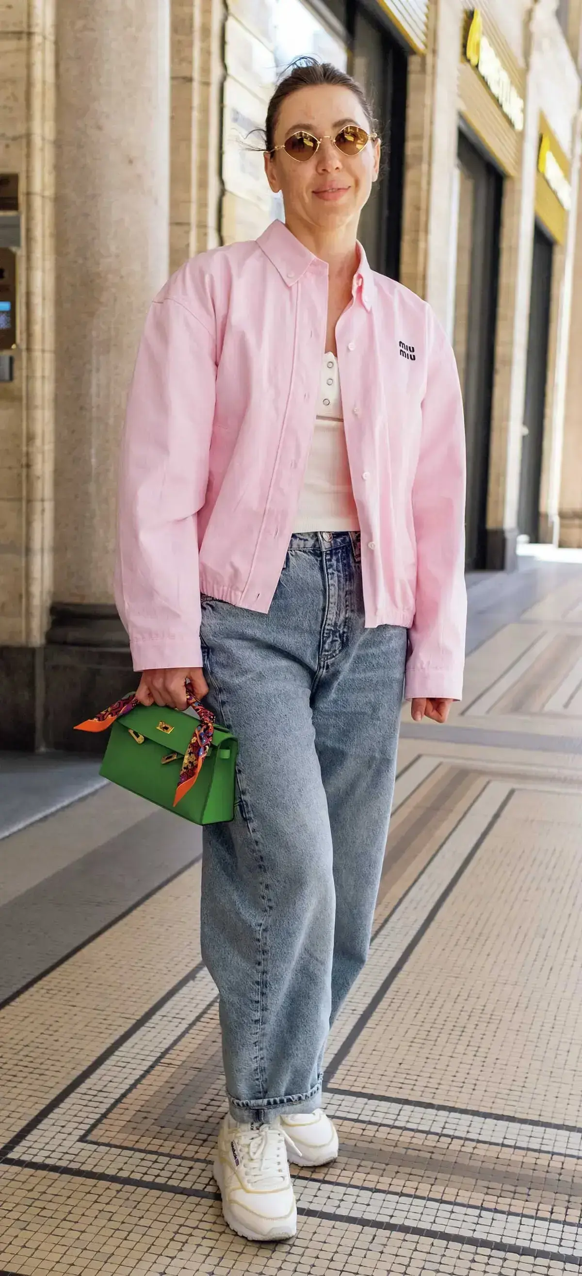 スニーカー ミュウミュウのシャツ デニムパンツ 春コーデ