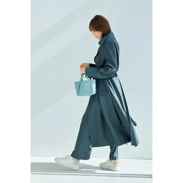 「デガージェ」のグレーのトレンチコート