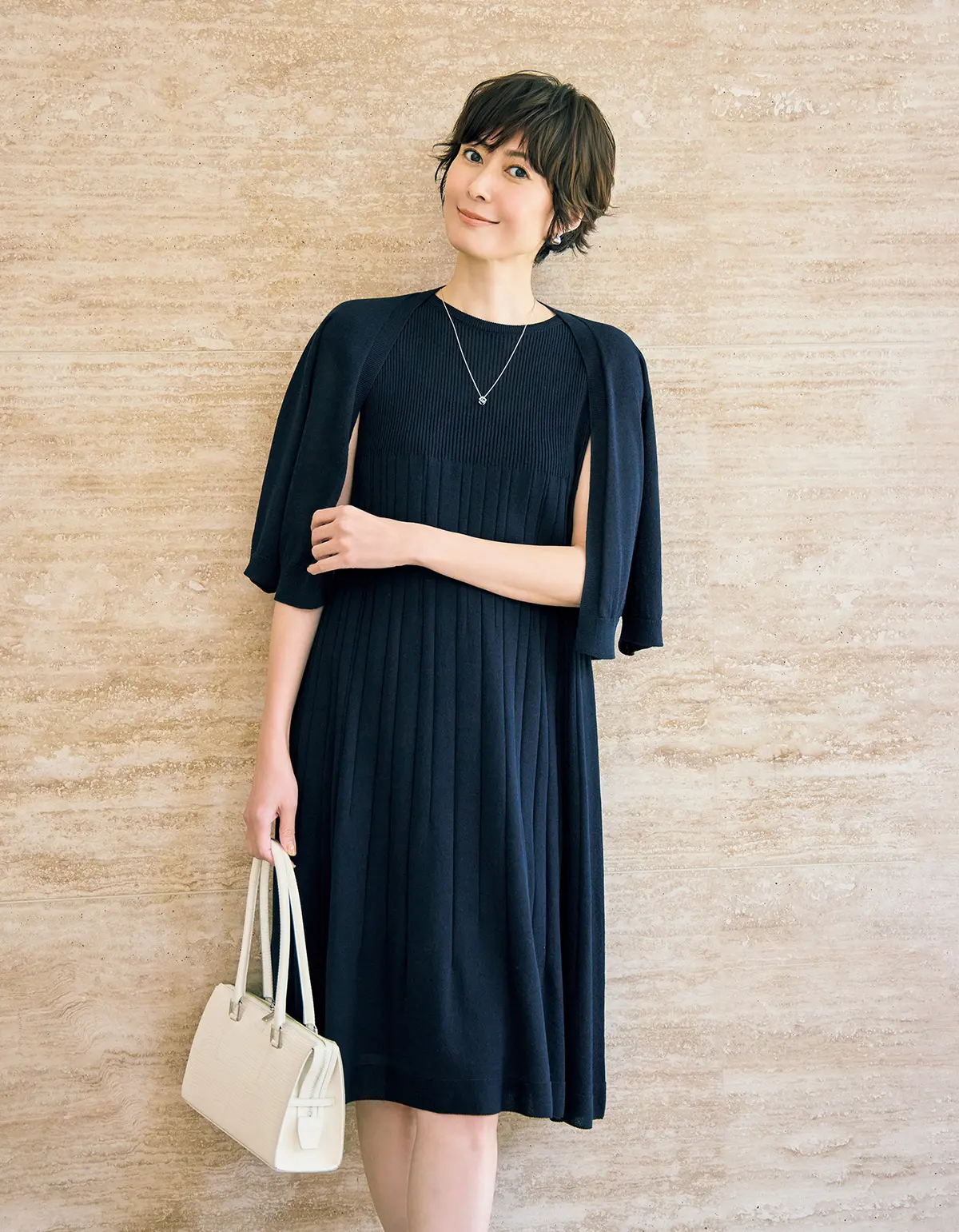 会食やオケージョンシーンでの美しい装いを約束する清涼感あるニットアンサンブル