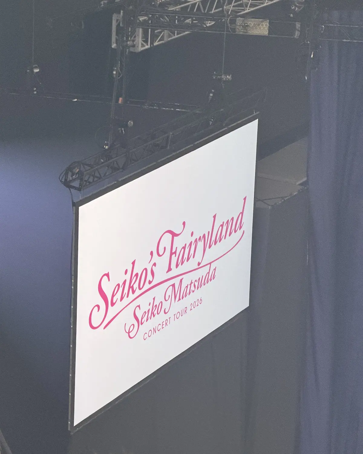コンサートツアー「Seiko's Fairyland Seiko Matsuda Concert Tour 2026」のロゴが白背景に映し出されている。