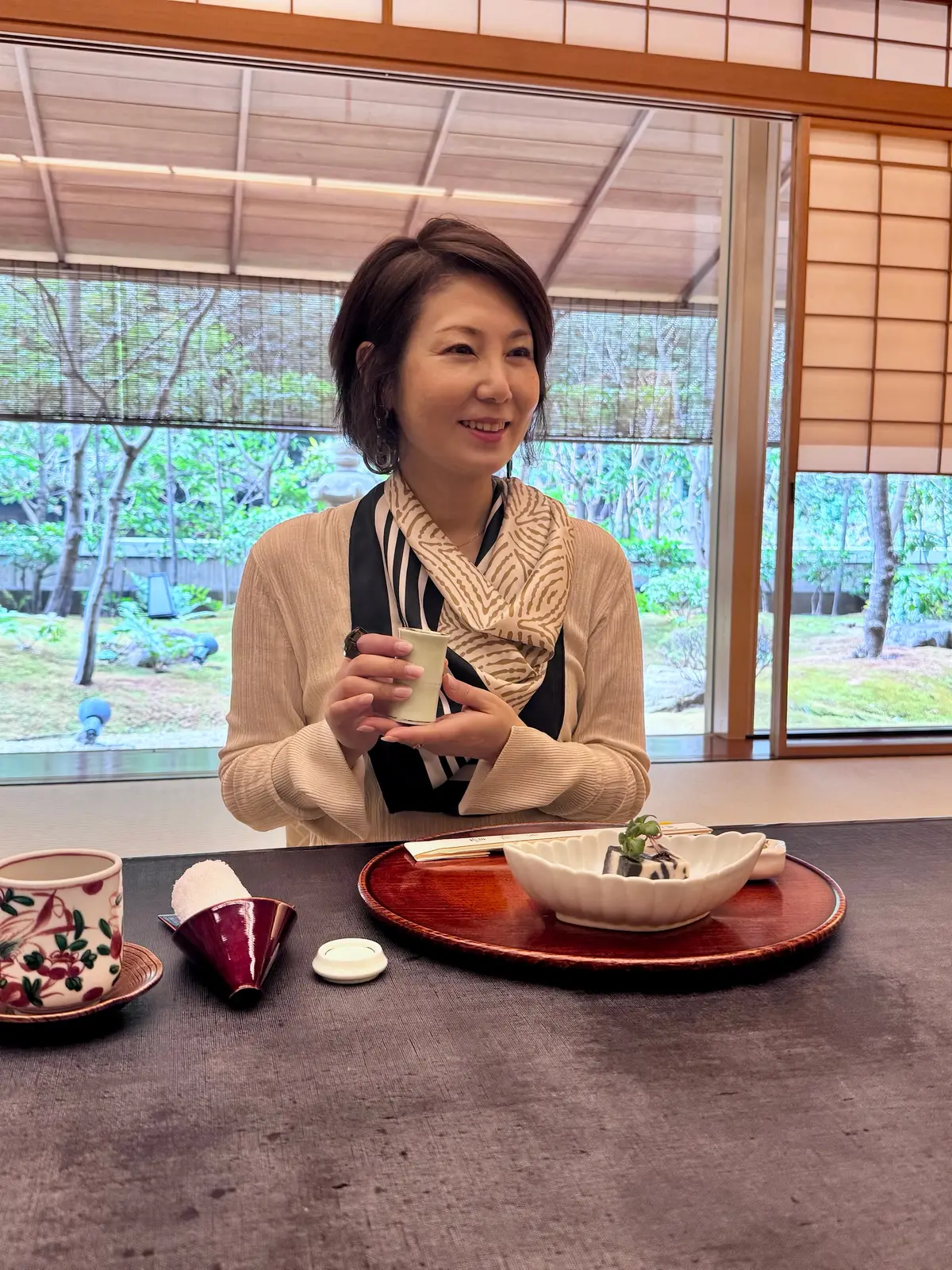 50代ランチコーデに主役は軽やかリッチなの画像_17