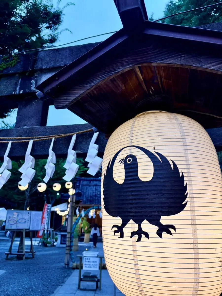 川越熊野神社の八咫烏。伝統的な木造建築の門に、鳥のシルエットが描かれた提灯が設置されている