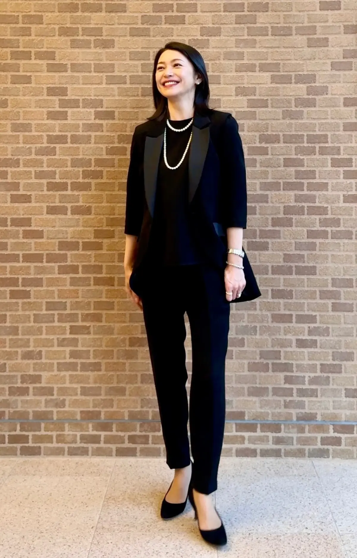 エクラ 華組　根村麻里さん　パンツスーツ　きれいめコーデ