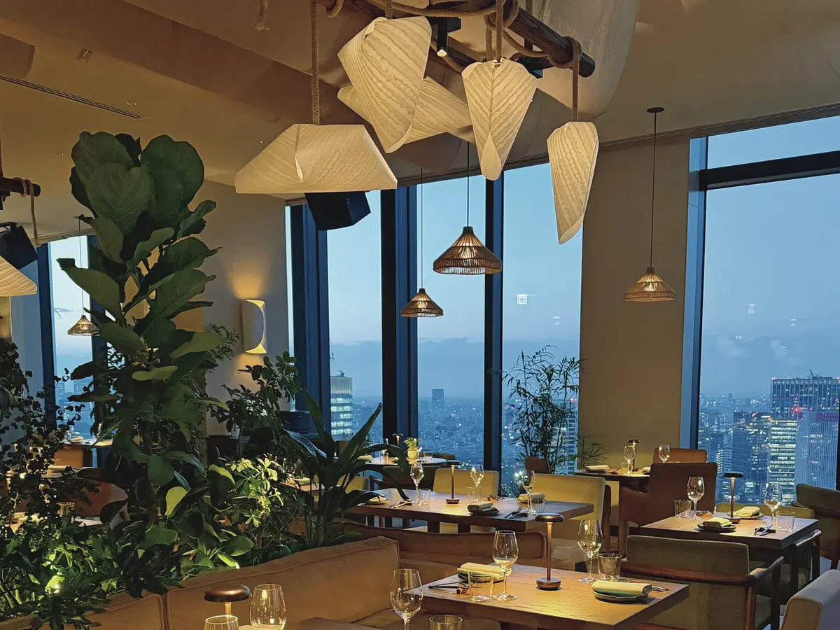 赤坂　1 Hotel Tokyo　くつろげる雰囲気の「ニニ」。充実の 朝食には、ウェルネス系メニューも豊富。米 国の食トレンドを取り入れた＂昆布と野菜だ しのスープ＂ もおいしい