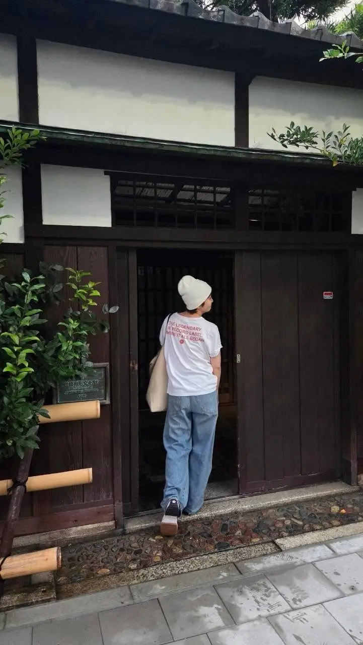 木製の戸を開けると、奥に水槽が見える。水槽は長方形で、照明に照らされて水が光っている。水槽の横には機械らしきものが置かれている。