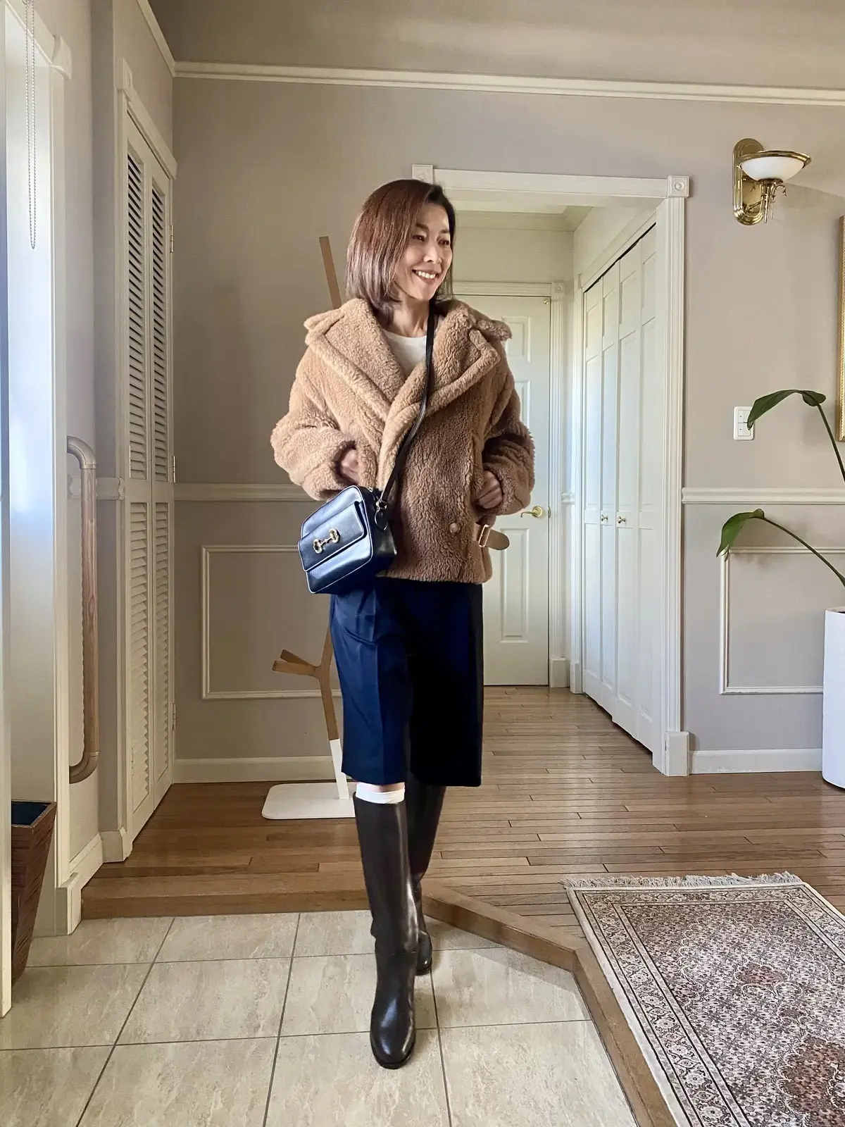 高田季世子さん　膝丈ハーフパンツ ロングブーツ　コート