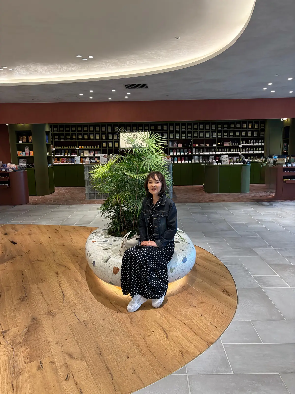 二子玉川の高島屋で休憩中のアラフィー女性