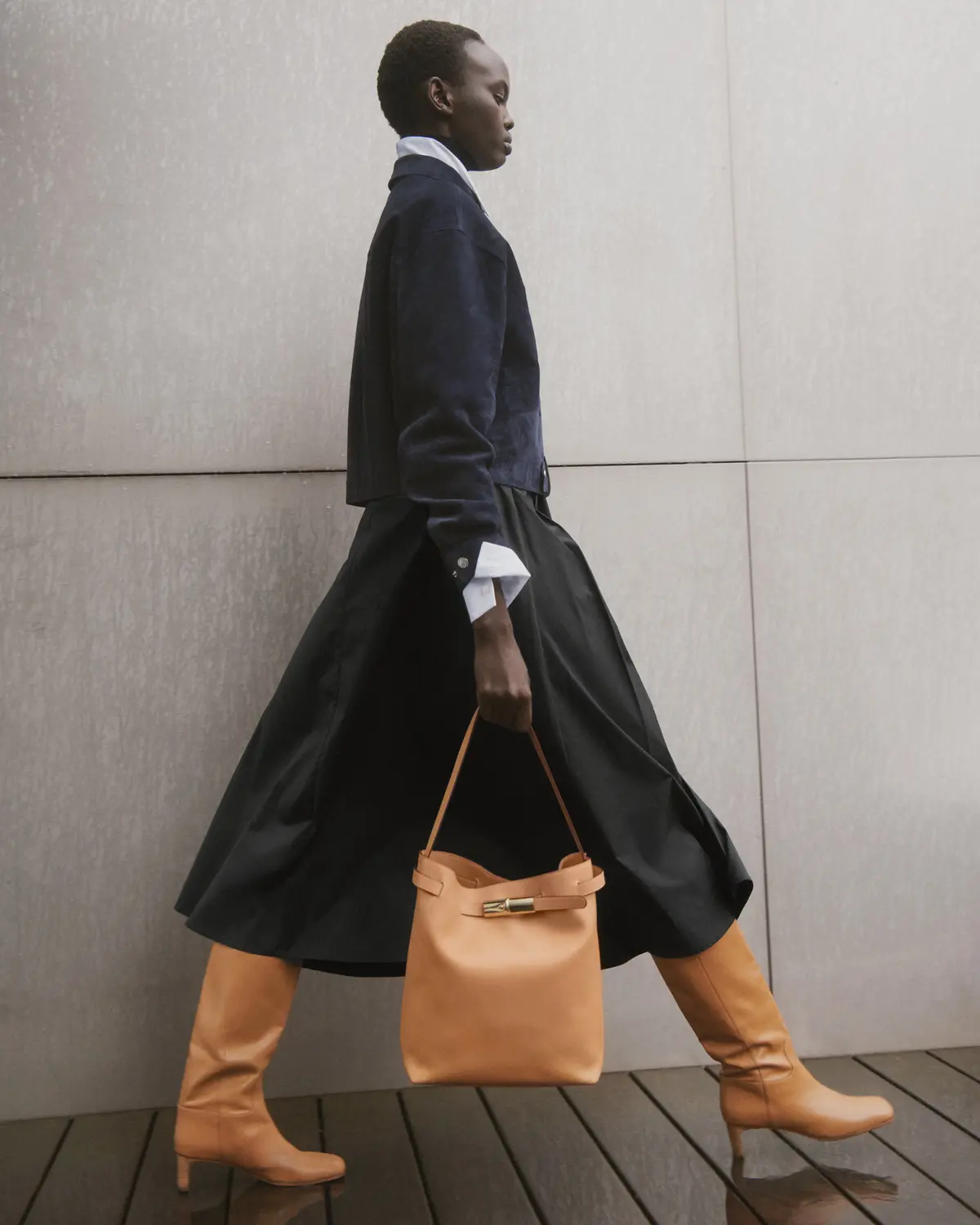 ロンシャン　「ル スマート」ショルダーバッグ 　ベージュトーンのヴェジェタルのカラーを持った女性の写真