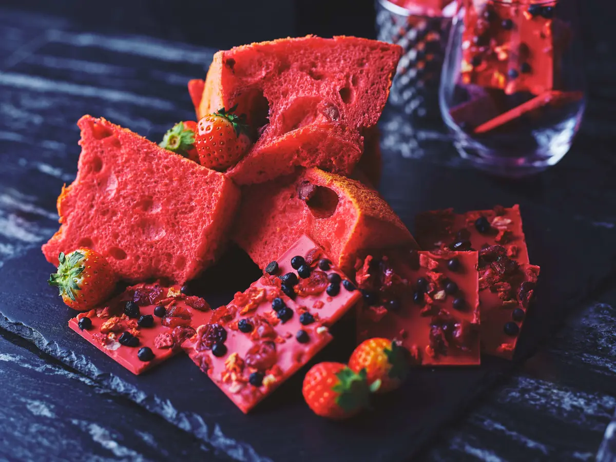 アフタヌーンティー コンラッド大阪 アトモス・イタリアンダイニング ストロベリータブレット ストロベリーとルビーチョコレートのシフォンケーキ