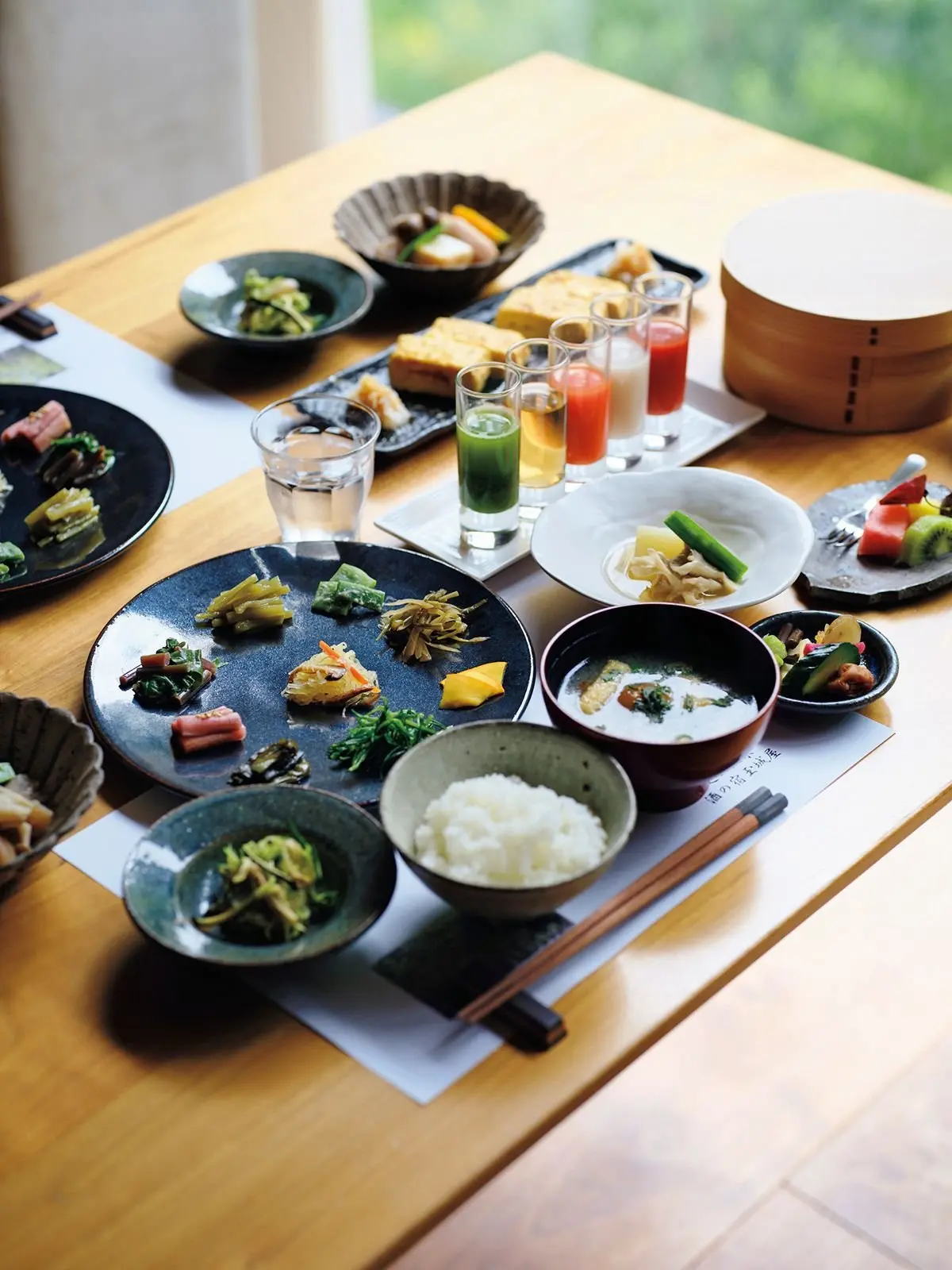 野菜たっぷり、魚沼のコシヒカリを楽しむ和朝食も人気　