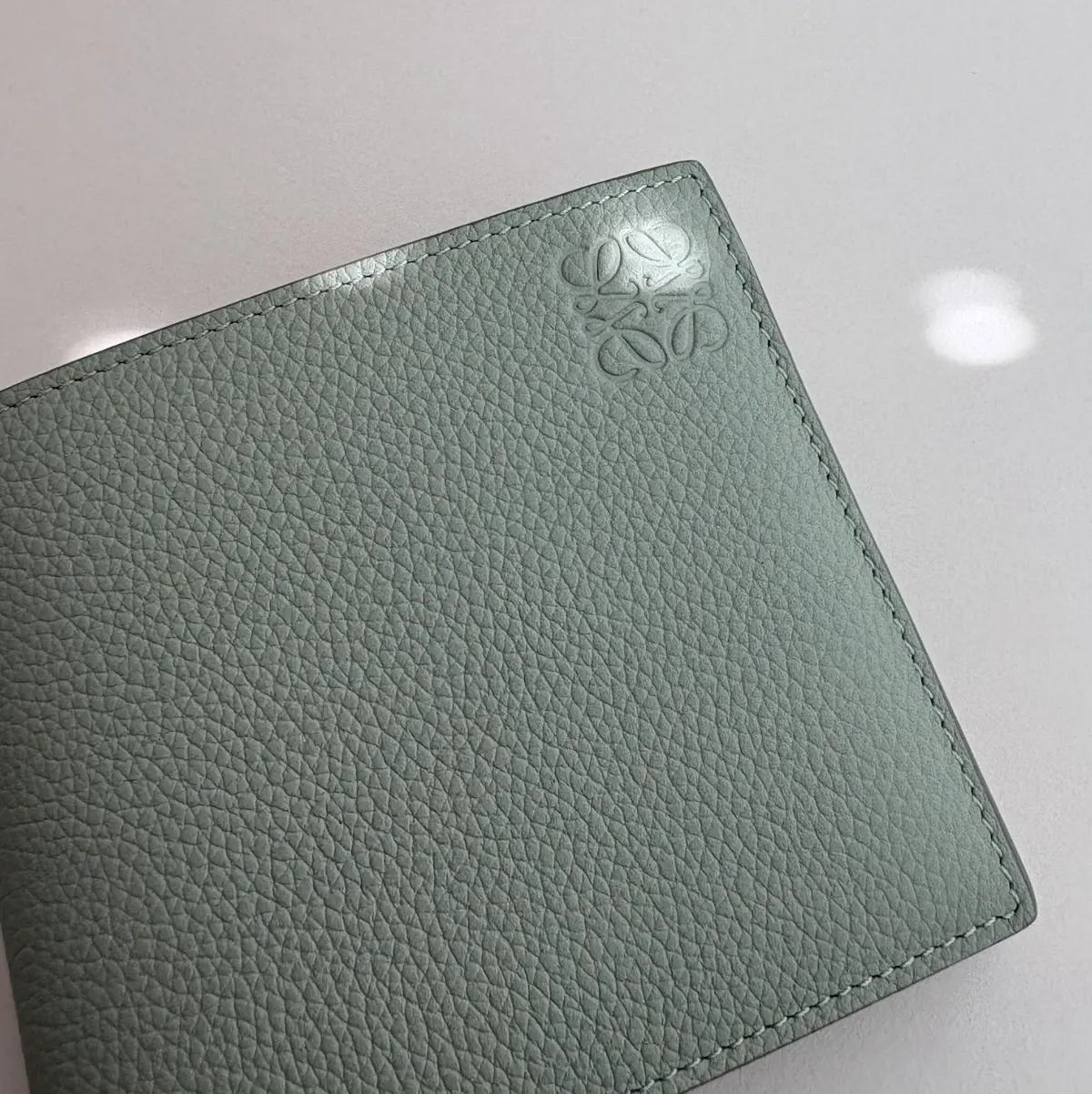 ロエベ 二つ折り財布 ロゴ エクラ編集部員の偏愛名品図鑑 